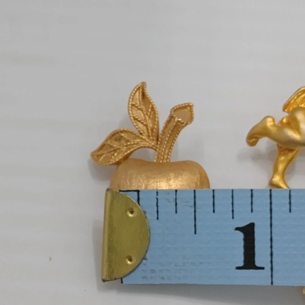 Lot 3 Vintage Gold Tone Brooches Avon Apple Angel‎ Nativity